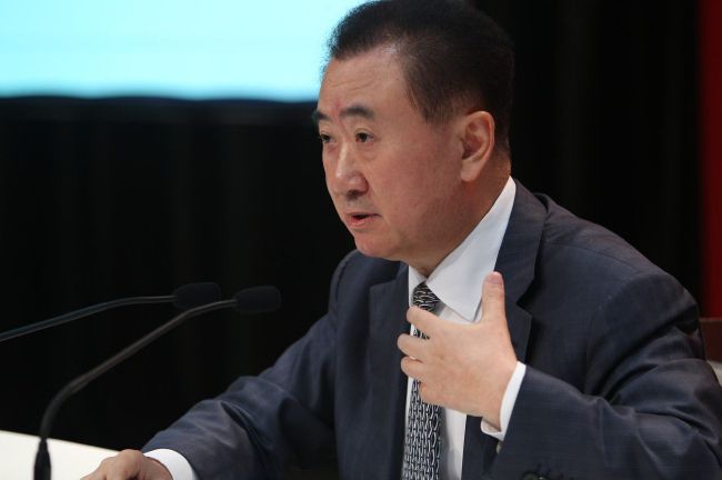 五年前，郭长青从红石村调到富屯来当带领，在他的带领下，富屯真的富了。但本来红红火火的红石村却由于队长车富知足于近况，出产起头障碍不前。因而公社党委决议，把郭长青再调回红石任党支部**，让他在红石为全公社树起一面治山治水的年夜旗。郭长青说服老伴抛却在富屯十分困难才盖起的三间新居，配合来到红石。郭长青与车富从小一路给田主扛活，解放后又配合弄土改，闹合作化。现在长青的儿子郭宏和车富的女儿车凤订了婚，俩人又成了儿女亲家。在郭长青回红石前夜，经人先容，车富续了外村的贾玉花为妻。贾玉花刚来到车家，就搭车富不在家时偷着动用了队里的公款为自家买了羊。郭长青来到红石后，决议建筑扬水站，把年夜龙湾的水引上山，解决这里十年九旱的题目。对此打算，红石的干部、大众都很欢快，而车富却有些不满，他说郭长青是居心要把红石弄垮。贾玉花伺机教唆说：“他弄垮了红石，还有个退路，人家在富屯把年夜...